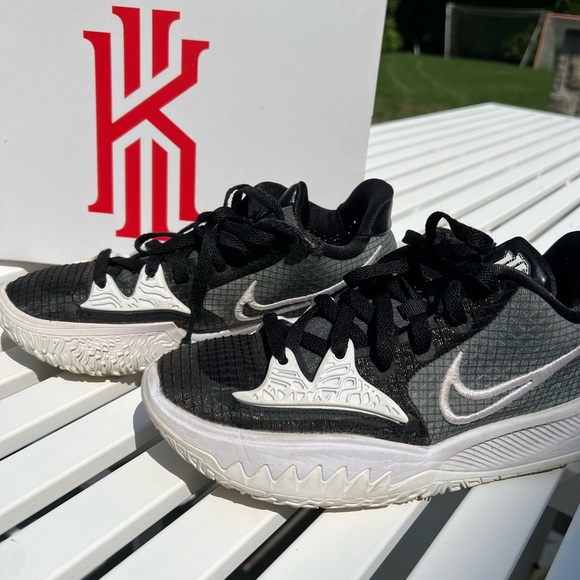 Kyrie Low Nike Basketball Shoes - Picture 3 of 5